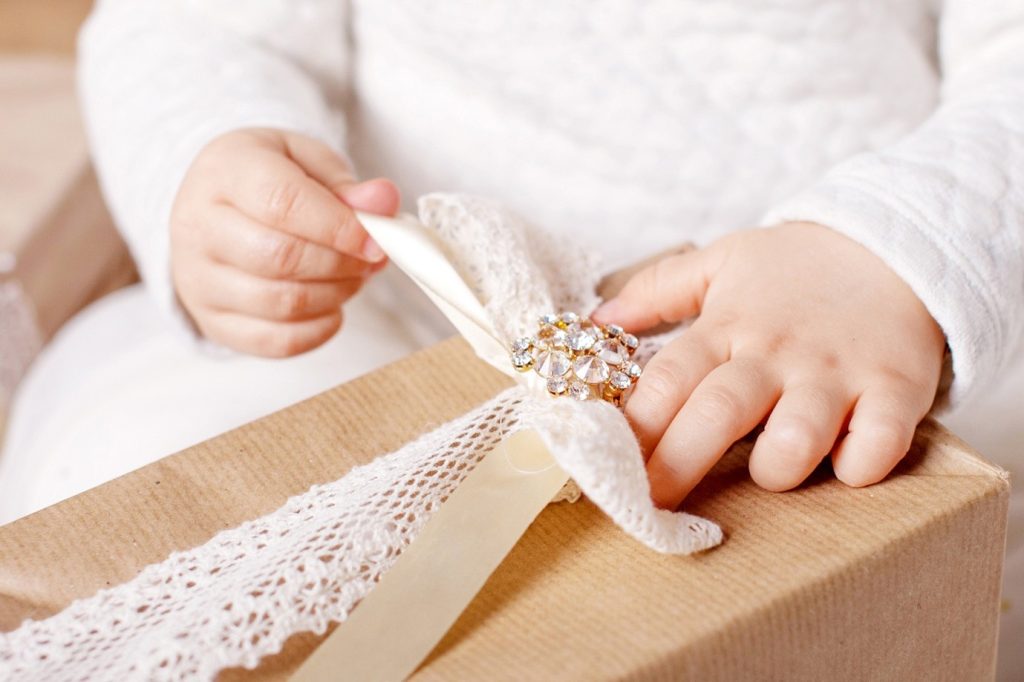 Bijou de naissance ou de baptême : comment offrir sans se tromper ?
