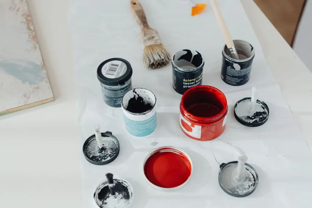 Pots de peinture entamés : les garder, les vider ou les rapporter