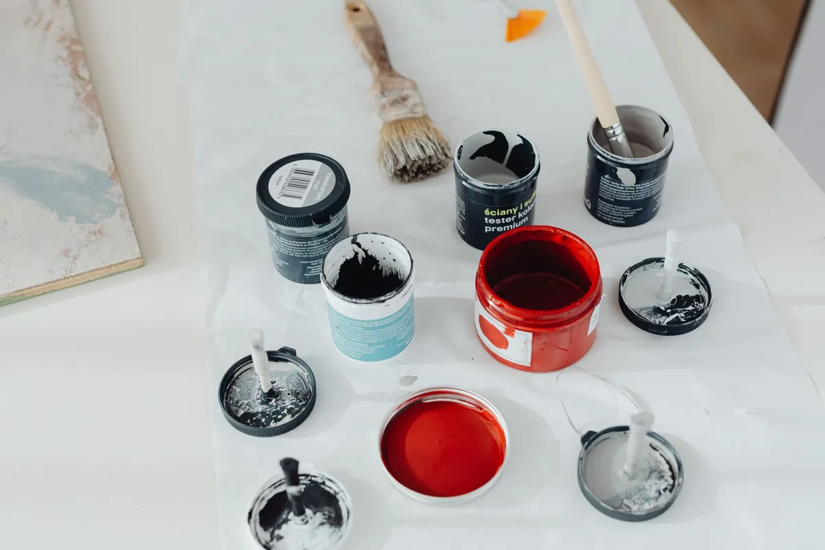 Pots de peinture entamés : les garder, les vider ou les rapporter